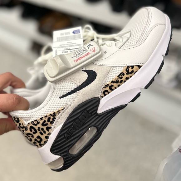 Nike Air Max SC Cheetah Print Sneakers |
Women's Size 7 - Picture 2 of 11